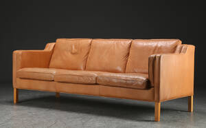 Stouby. Tre-pers. sofa model Eva, cognacfarvet læder 