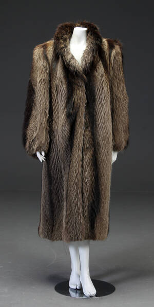 Pelsfrakke af vaskebjørn ca str 42-44 Denne vare er sat til omsalg under nyt varenummer 4101297