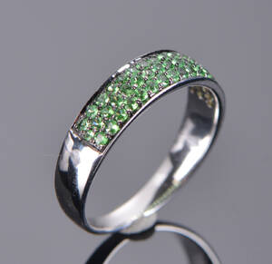 Tsavorith ring af 14 kt hvidguld 