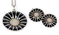 Georg Jensen. Daisy smykkesæt af sortemaljeret sterling sølv 4 