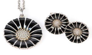 Georg Jensen. Daisy smykkesæt af sortemaljeret sterling sølv 4 