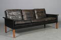 Hans Olsen. Tre-pers. sofa betrukket med sortlæder