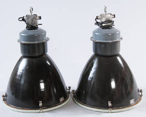 Zwei große Industrielampen  Werkslampen  Deckenleuchten der 1950er  1960er Jahre, emailliert 2