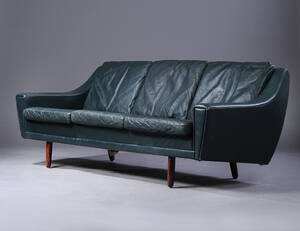 Ubekendt møbelproducent, 1960erne. Fritstående tre-pers. sofa, grønt læder