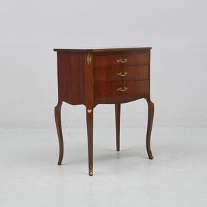 Byrå, Längd 53 cm. Djup 32 cm