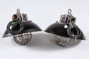 Zwei Werkslampen  Industrielampen  Industrieleuchten mit Schutzgitter 2