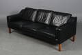Tre-pers sofa, sort læder.  Denne vare er sat til omsalg under nyt varenummer 4908322
