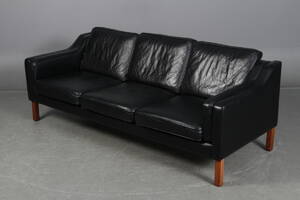 Tre-pers sofa, sort læder.  Denne vare er sat til omsalg under nyt varenummer 4908322