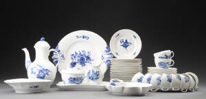 Royal Copenhagen. Blå Blomst svejfet og flettet, dele til kaffeservice. 48