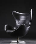 Arne Jacobsen. Lænestol, Ægget, original sort patineret læder