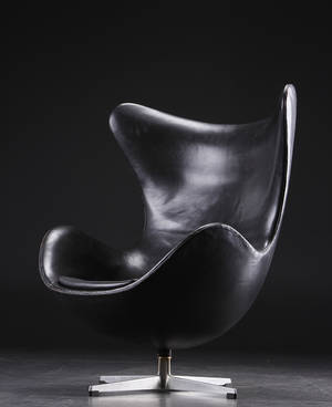 Arne Jacobsen. Lænestol, Ægget, original sort patineret læder