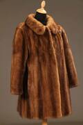 Kirsten Stampe. Frakke af mink, str. 38