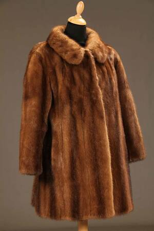 Kirsten Stampe. Frakke af mink, str. 38
