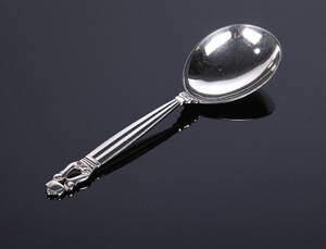 Georg Jensen. KongeAcorn, serveringsske af sterlingsølv 