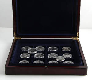 Samling på 94 medaljer af sølv over Danmarks historie og Danmark under besættelsen samt dansk 2 kroner 1875. 14