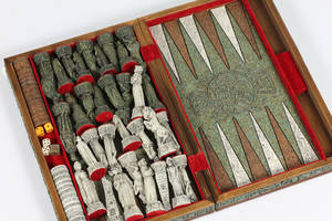 Skakspil af presset stenmateriale.