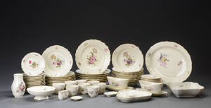 Royal Copenhagen. Kaffe-Middagsservice af porcelæn. Friisenborg 64