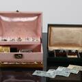 SMYCKESSKRIN med silversmycken och bijouterier