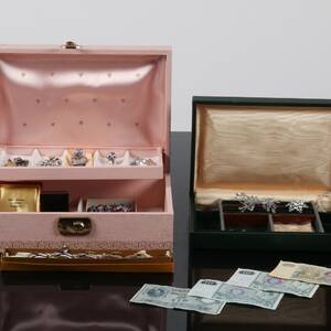 SMYCKESSKRIN med silversmycken och bijouterier