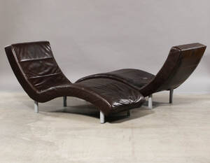 To Chaisilonger polstret med brunt skind 2