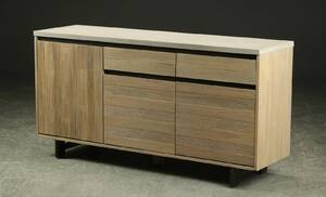 Skænk med plade af beton