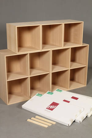 Dansk møbelproducent. Væghængt reolsystem i sæbebehandlet egetræ.  9 