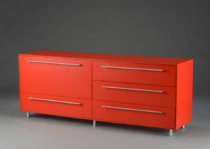 Wonder Wood. Skænk af rødlakeret MDF 