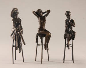 Bronzefigurer i form af unge kvinder 3