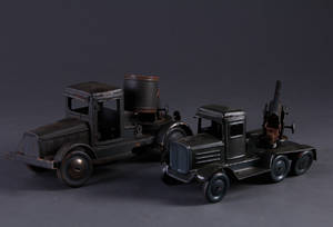 To militærkøretøjer, bemalt blik. Tyskland 1900-tallets midte. 2