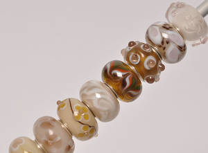 20 Charlotte Borgen beads i beige og brune  nuancer 20