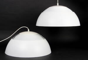 Arne Jacobsen. Et par AJ pendler 2 