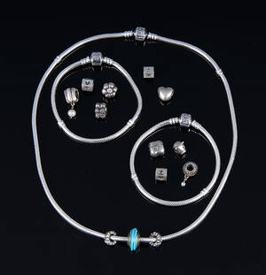 Pandora. Halskæde og to armbånd samt charms i sterlingsølv og glas 16