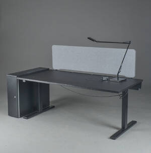 Kontormiljø bestående af hævesænkebord, Flos arkitektlampe, skuffemodul og afskærmer 4