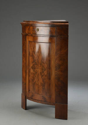 Senempire hjørneskab af finéret mahogni, 1800-tallet 