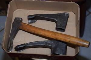 Stämpelyxa med skaft  2 st skaftlösa