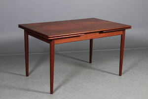 Dansk møbelproducent. Teak spisebord m hollandsk udtræk.