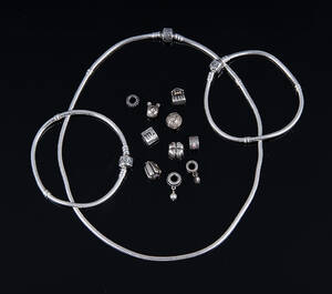 Pandora. Halskæde og to armbånd samt charms i sterlingsølv 13