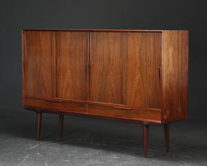 Omann Junior. Høj skænk af palisander, model 13 