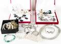BIJOUTERIER, ett parti b.l.a halsband mm