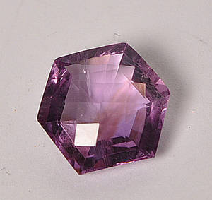 Uindfattet 6-kantet ametyst på ca. 5 ct.