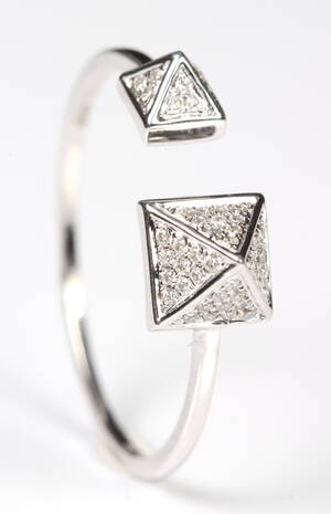 Diamantring, 18 kt. rhodineret guld i Pyramideform, 0.12 ct.