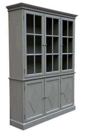 To-delt vitrineskab. Grålakeret. 2