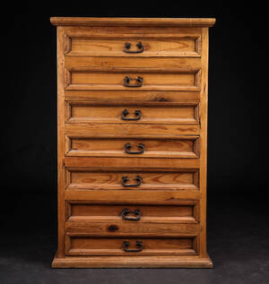 Kommode af fyrretræ Denne vare er sat til omsalg under nyt varenummer 4092876