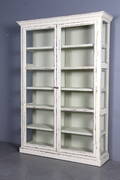 Vitrineskab. Antikbemalet cremehvid.