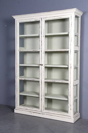 Vitrineskab. Antikbemalet cremehvid.