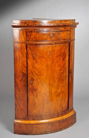 Empireform hjørneskab af mahogni, 1800-tallet