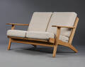 Hans J. Wegner. To- pers sofa af egetræ, model GE 2902