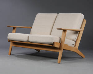 Hans J. Wegner. To- pers sofa af egetræ, model GE 2902