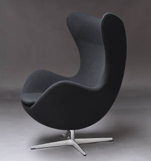 Arne Jacobsen. Ægget, model 3316, sort Hallingdal uld