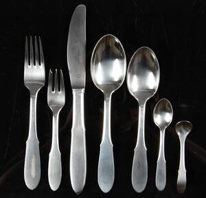 Gundorph Albertus for Georg Jensen. Mitra bestik af stål 68
